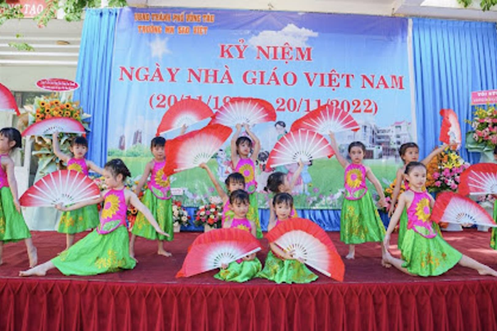 Ảnh: học sinh biểu diễn văn nghệ chào mừng ngày 20/11
